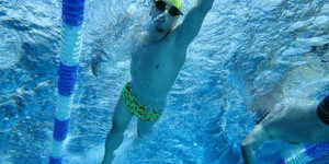 Beitragsbild des Blogbeitrags Juckende Kopfhaut nach dem Schwimmen – Ursachen und Tipps