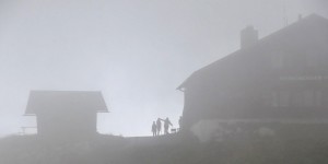 Beitragsbild des Blogbeitrags in den nebeligen Alpen 