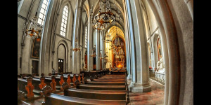 Beitragsbild des Blogbeitrags in der Kirche 