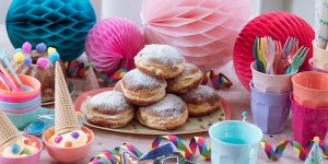 Beitragsbild des Blogbeitrags Wir feiern eine bunte Faschingsparty – Dekoration, Essen und Spiele