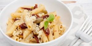 Beitragsbild des Blogbeitrags Mediterranean Pasta with Almond Feta (vegan)