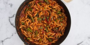 Beitragsbild des Blogbeitrags Quick Date Night Pasta with Asparagus and Cashew Parmesan 