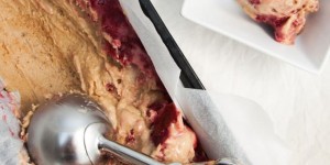 Beitragsbild des Blogbeitrags Vegan Peanut Butter Ice Cream with Strawberry Swirls