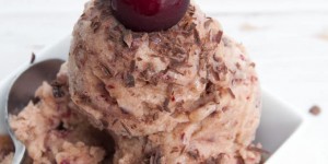 Beitragsbild des Blogbeitrags Cherry Nice Cream with Chocolate Chunks