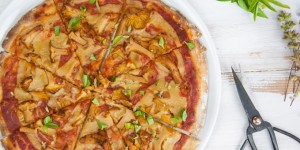 Beitragsbild des Blogbeitrags Vegan Chanterelle Pizza with homemade ‘Cheese’ (+ Video)