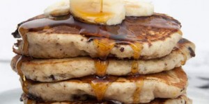 Beitragsbild des Blogbeitrags Vegan Banana Bread Pancakes with Chocolate Chunks 