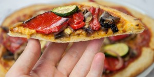 Beitragsbild des Blogbeitrags Grilled Veggie Pizza with Yeast-Free Crust (Vegan) 