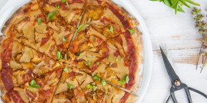 Beitragsbild des Blogbeitrags [:en]Vegan Chanterelle Pizza with homemade ‘Cheese’ (+ Video)[:] 