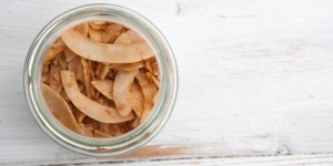 Beitragsbild des Blogbeitrags Vegan Coconut Bacon (6 ingredients)