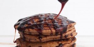 Beitragsbild des Blogbeitrags Vegan Gingerbread Pancakes with Date Syrup