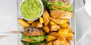 Beitragsbild des Blogbeitrags Vegan Falafel Burger with avocado sauce