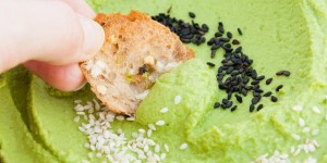 Beitragsbild des Blogbeitrags Crispy Bread Chips with Garlic and Herbs
