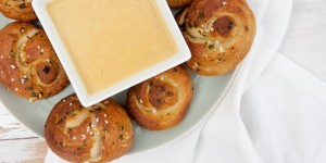 Beitragsbild des Blogbeitrags Vegan Pretzel Garlic Knots