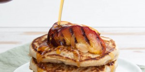 Beitragsbild des Blogbeitrags Vegan Pancakes with Grilled Peaches 