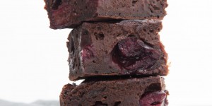 Beitragsbild des Blogbeitrags Vegan Yogurt Brownies with Cherries