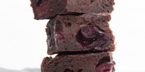 Beitragsbild des Blogbeitrags Vegan Yogurt Brownies with Cherries 