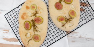 Beitragsbild des Blogbeitrags Vegan Fig Rosemary Garlic Focaccia