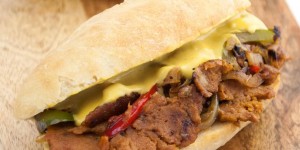 Beitragsbild des Blogbeitrags Vegan Philly Cheesesteak Sandwiches 