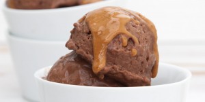 Beitragsbild des Blogbeitrags Vegan Chocolate Peanut Butter Ice Cream
