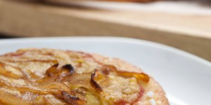 Beitragsbild des Blogbeitrags Vegan Mini Pretzel Pizzas with Cider Cheese Sauce