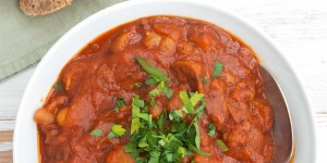 Beitragsbild des Blogbeitrags Vegan Goulash with Homemade Sausages 