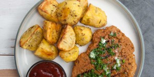 Beitragsbild des Blogbeitrags Vegan Steak with Herb Butter and Roasted Potatoes 