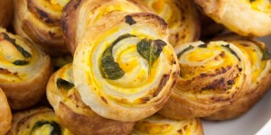 Beitragsbild des Blogbeitrags Vegan Pumpkin Basil Pinwheels 