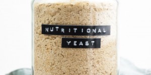 Beitragsbild des Blogbeitrags Nutritional Yeast (Nooch) – What is it? How to use it? + Recipes 