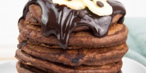 Beitragsbild des Blogbeitrags Fluffy Vegan Chocolate Banana Pancakes 