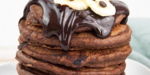 Beitragsbild des Blogbeitrags Fluffy Vegan Chocolate Banana Pancakes
