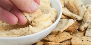 Beitragsbild des Blogbeitrags Black and White Sesame Crackers