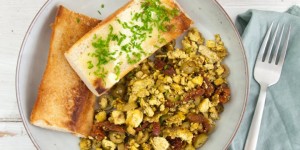 Beitragsbild des Blogbeitrags Mediterranean Tofu Scramble 