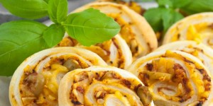Beitragsbild des Blogbeitrags Vegan Pizza Pinwheels with olives 