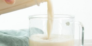 Beitragsbild des Blogbeitrags Sesame Milk (3 Ingredients)