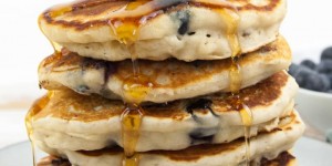 Beitragsbild des Blogbeitrags Fluffy Vegan Blueberry Pancakes 