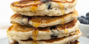 Beitragsbild des Blogbeitrags Fluffy Vegan Blueberry Pancakes