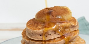 Beitragsbild des Blogbeitrags Vegan Applesauce Pancakes