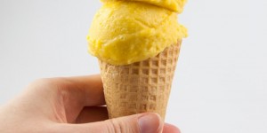 Beitragsbild des Blogbeitrags 2-Ingredient Vegan Mango Ice Cream 