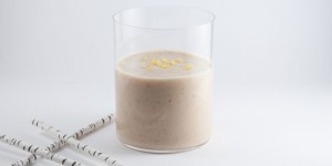 Beitragsbild des Blogbeitrags Lemon Cheesecake Smoothie (vegan & gluten-free)
