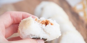 Beitragsbild des Blogbeitrags Vegan Parmesan Crusted Peanut Butter Onigiri (Japanese Rice Balls) 