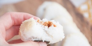 Beitragsbild des Blogbeitrags Vegan Parmesan Crusted Peanut Butter Onigiri (Japanese Rice Balls)