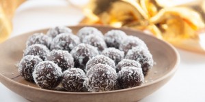 Beitragsbild des Blogbeitrags No-Bake Marzipan Rum Balls + Holiday Cookie Party (vegan & gluten-free)