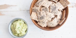 Beitragsbild des Blogbeitrags Healthy & Vegan Spelt Chia Crackers