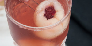Beitragsbild des Blogbeitrags Spooky Halloween Eyeball Cocktail