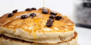 Beitragsbild des Blogbeitrags Vegan Chocolate Chip Pancakes