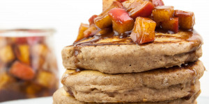 Beitragsbild des Blogbeitrags Vegan Applesauce Pancakes