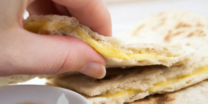 Beitragsbild des Blogbeitrags Vegan Grilled Cheese Naanwich