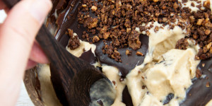 Beitragsbild des Blogbeitrags Peanut Butter Nice Cream with Magic Chocolate Shell 