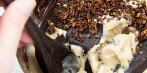 Beitragsbild des Blogbeitrags Peanut Butter Nice Cream with Magic Chocolate Shell
