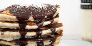 Beitragsbild des Blogbeitrags Vegan Chocolate Coconut Pancakes (Bounty Pancakes) 